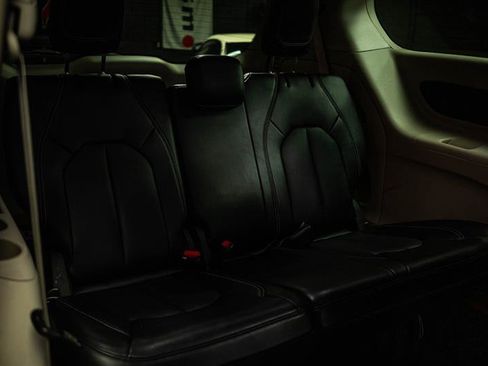 Used 2024 Chrysler Pacifica Touring-L FWD image 11