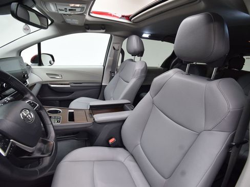 Used 2021 Toyota Sienna XLE image 22