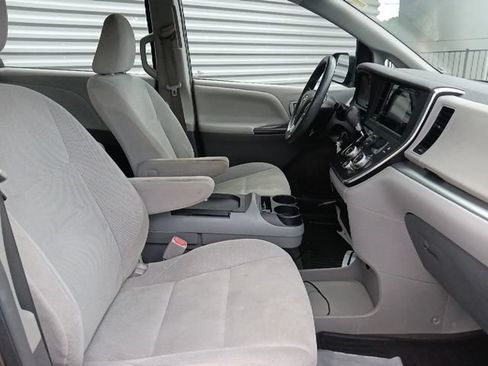 Used 2015 Toyota Sienna L FWD image 31