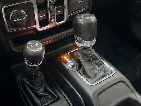 Used 2024 Jeep Wrangler Unlimited image 16