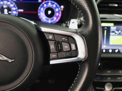 Used 2020 Jaguar F-PACE SVR image 40