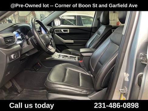 Used 2020 Ford Explorer XLT w/ Equipment Group 202A AWD/4WD image 14