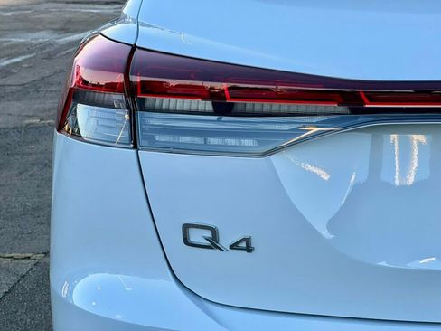 Used 2024 Audi Q4 e-tron Prestige image 10