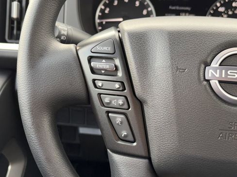 Used 2025 Nissan Frontier SV image 12