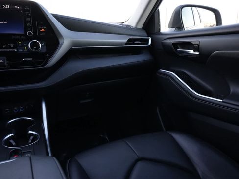 Used 2022 Toyota Highlander XLE image 8