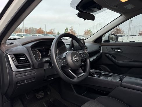 Used 2023 Nissan Rogue SV image 10