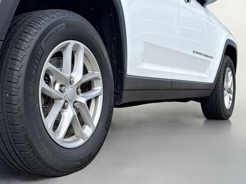 Used 2023 Jeep Grand Cherokee L Laredo w/ Luxury Tech Group I AWD/4WD image 15