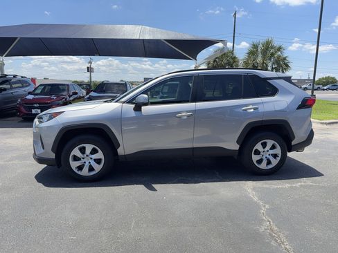 Used 2020 Toyota RAV4 LE FWD image 4