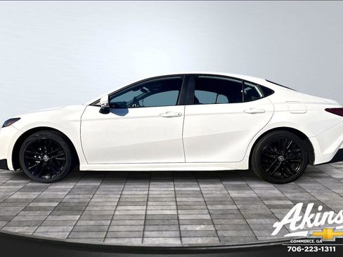 Used 2025 Toyota Camry SE image 15