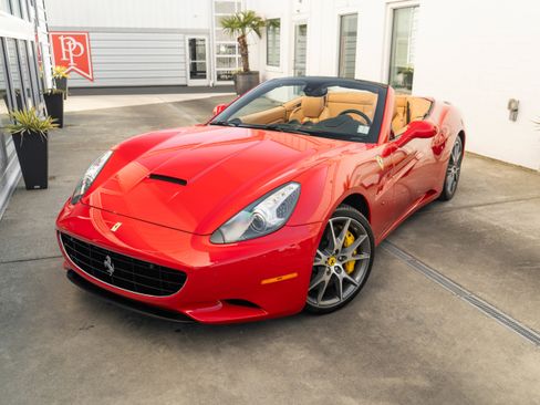 Used 2010 Ferrari California RWD image 3