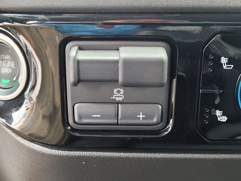 Used 2025 Chevrolet Silverado 1500 LT AWD/4WD image 12