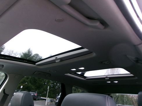 Used 2019 Buick Enclave Essence w/ LPO, Luxury Package image 8