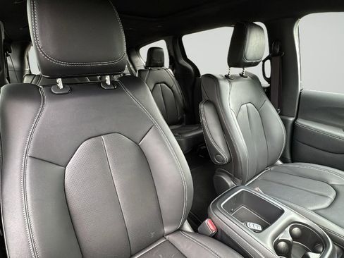 New 2025 Chrysler Pacifica Select w/ Uconnect Theater Family Group image 23
