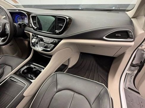 Used 2022 Chrysler Pacifica Limited FWD image 44
