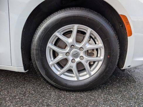 Used 2022 Chrysler Pacifica Touring-L image 25