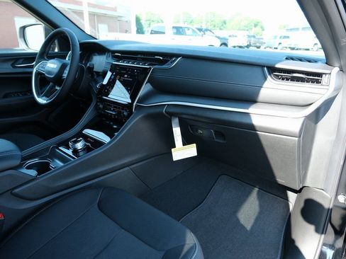 New 2025 Jeep Grand Cherokee Laredo w/ Luxury Tech Group I AWD/4WD image 30