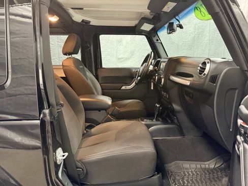 Used 2018 Jeep Wrangler Sahara w/ Connectivity Group image 20