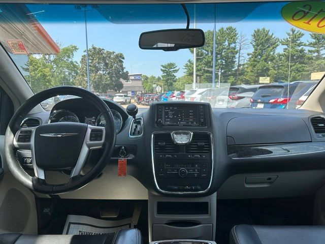 Used 2016 Chrysler Town & Country Touring FWD image 20