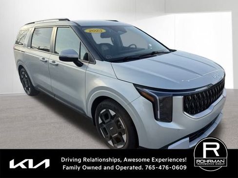 Used 2025 Kia Carnival EX image 3