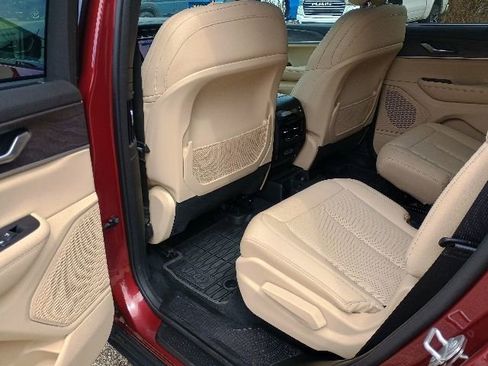 Used 2023 Jeep Grand Cherokee L Limited w/ Luxury Tech Group II AWD/4WD image 21