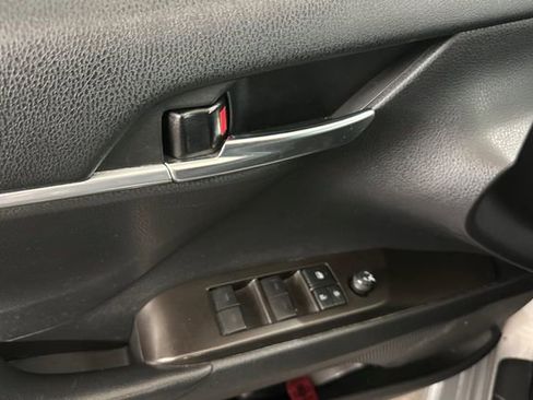Used 2022 Toyota Camry SE FWD image 12