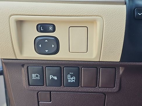 Used 2016 Lexus ES 350 w/ Luxury Package w/Wood Trim FWD image 28