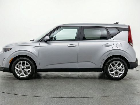 Used 2025 Kia Soul LX w/ LX Technology Package FWD image 5