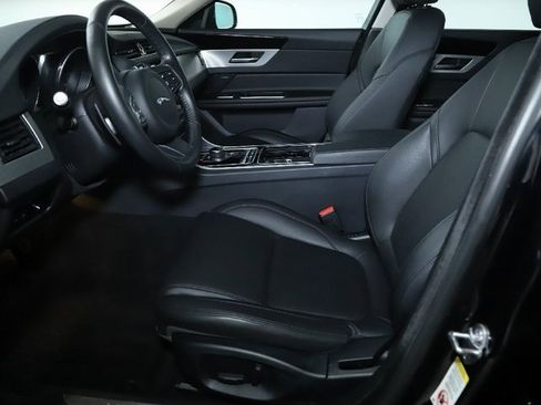 Used 2018 Jaguar XF Premium image 17