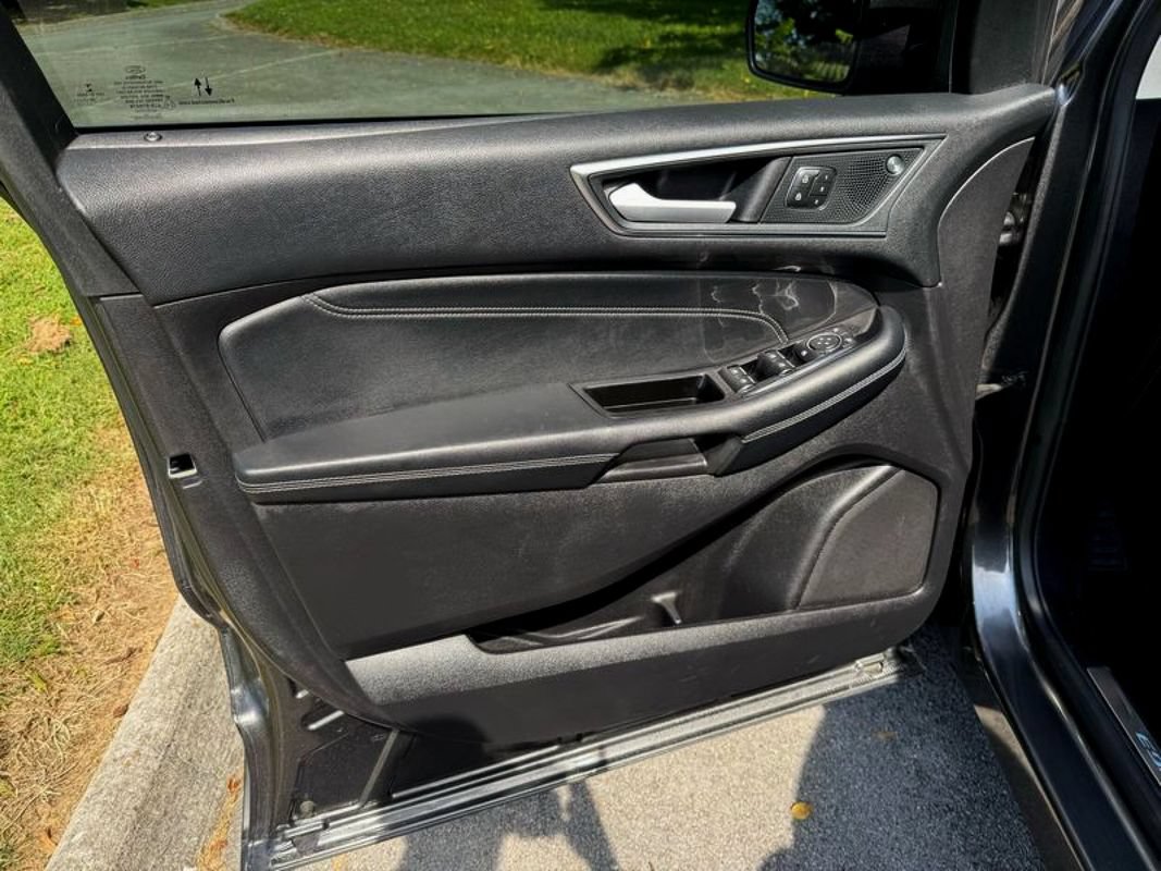 Used 2020 Ford Edge Titanium FWD image 15