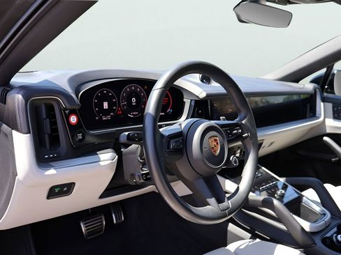 Certified 2024 Porsche Cayenne S AWD/4WD image 4
