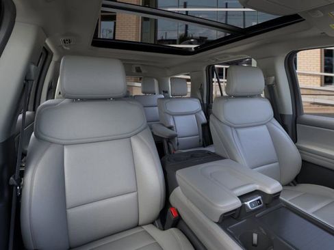 New 2025 Ford Expedition Active image 12