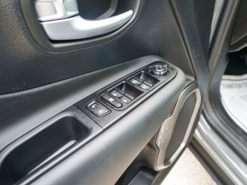 Used 2021 Jeep Renegade Limited image 17