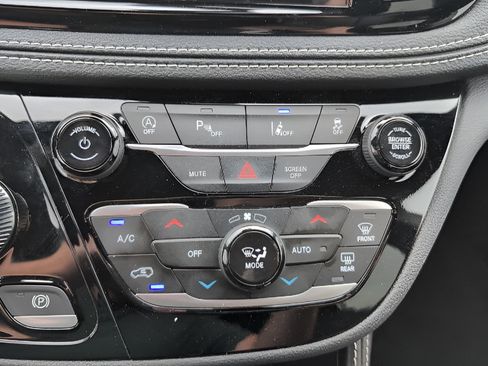 Used 2026 Chrysler Pacifica Limited FWD image 14