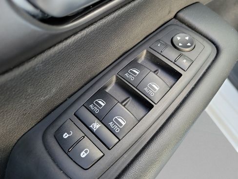 Used 2025 Chrysler Pacifica Select FWD image 17
