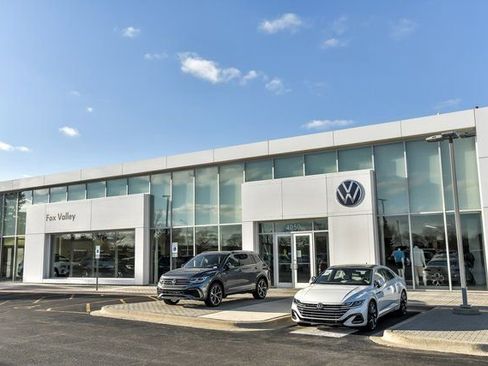 Used 2025 Volkswagen Tiguan SE w/ Panoramic Sunroof Package image 25