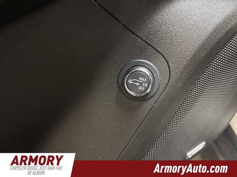 Used 2023 GMC Acadia SLT image 9