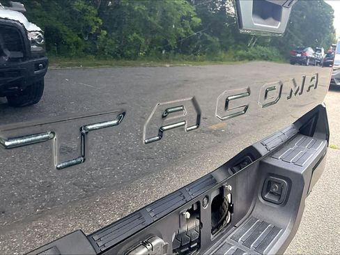 Certified 2025 Toyota Tacoma SR5 AWD/4WD image 10