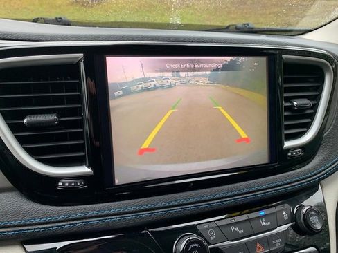 Used 2021 Chrysler Pacifica Touring image 26