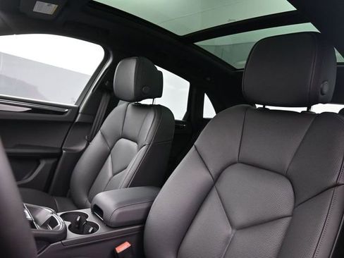 Certified 2025 Porsche Macan AWD/4WD image 5
