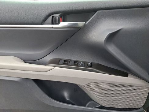 Used 2021 Toyota Camry SE w/ Cold Weather Package image 13