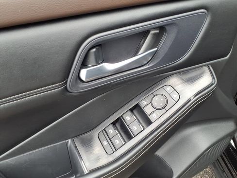 Used 2023 Nissan Rogue SV w/ SV Premium B Package image 17