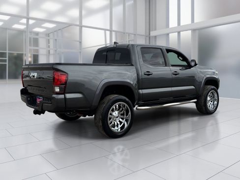 Used 2018 Toyota Tacoma TRD Off-Road AWD/4WD image 6