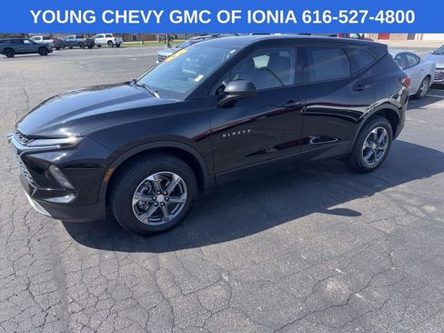 Used 2025 Chevrolet Blazer LT FWD image 1