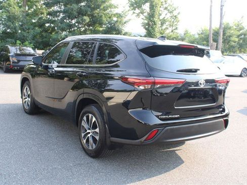 Used 2024 Toyota Highlander XLE FWD image 6