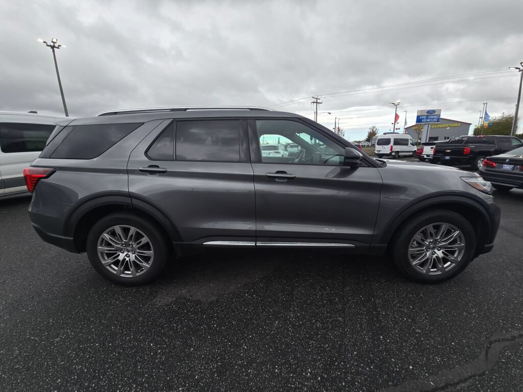 Used 2025 Ford Explorer Platinum AWD/4WD image 4