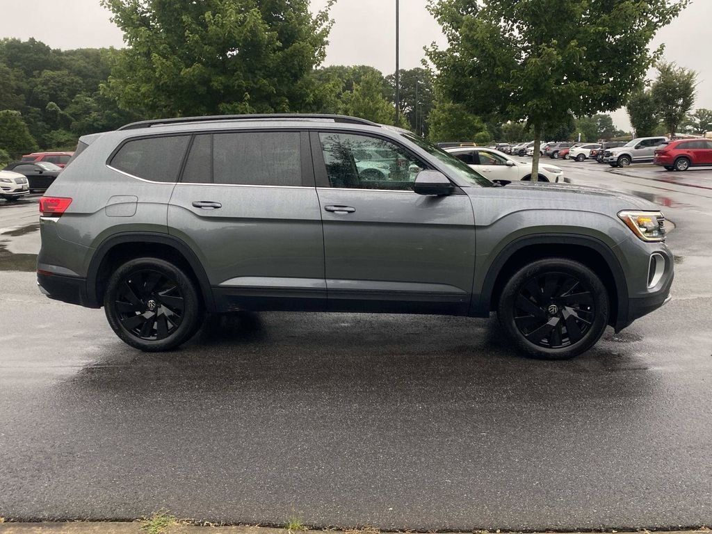 Used 2024 Volkswagen Atlas SE FWD image 2