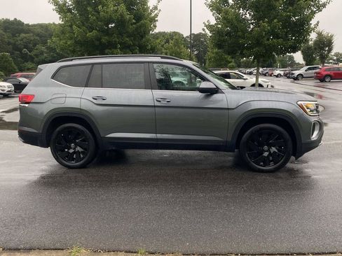 Used 2024 Volkswagen Atlas SE FWD image 2