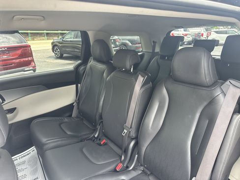 Used 2024 Kia Carnival LX FWD image 14