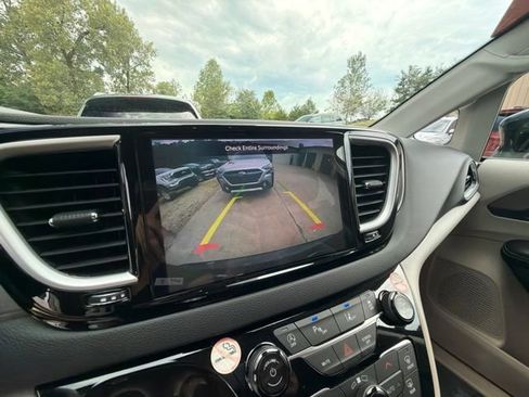 Used 2024 Chrysler Pacifica Touring-L FWD image 19