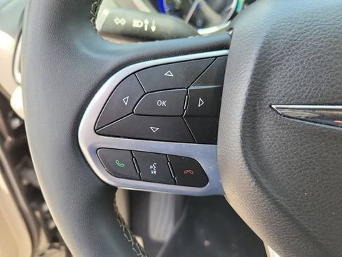 Used 2023 Chrysler Pacifica Touring-L FWD image 30